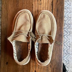 Womens tan hey dudes